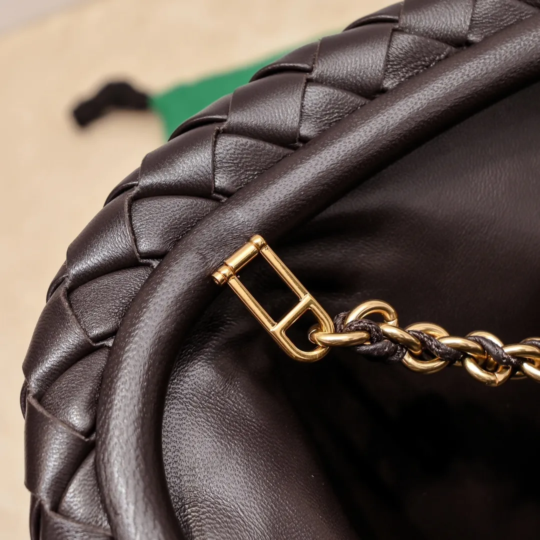 Batch 2260 Bitters Venetia 2024 summer series brings Lauren 1980 handbags back to the public eye. The design of the bag is inspired by ancient Roman architecture. It uses the brand's iconic Intrecciato lambskin woven bag body with a hard frame. No logo can be seen on the whole bag. It is equipped with a leather woven metal chain. When using it as a clutch, just put the chain directly in the bag ~ showing an elegant and timeless style. Decades later, when Lauren Hutton once again walked on the Bottega Venetia spring and summer show with this bag, the charm of the year still remains intact despite the passage of time. Size: 31.5*16.5*11 Style number: 5807#